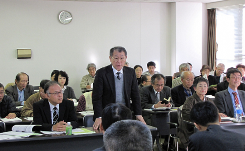 2013年11月13日愛知県交渉で挨拶する森谷議長（中央立っている人）
